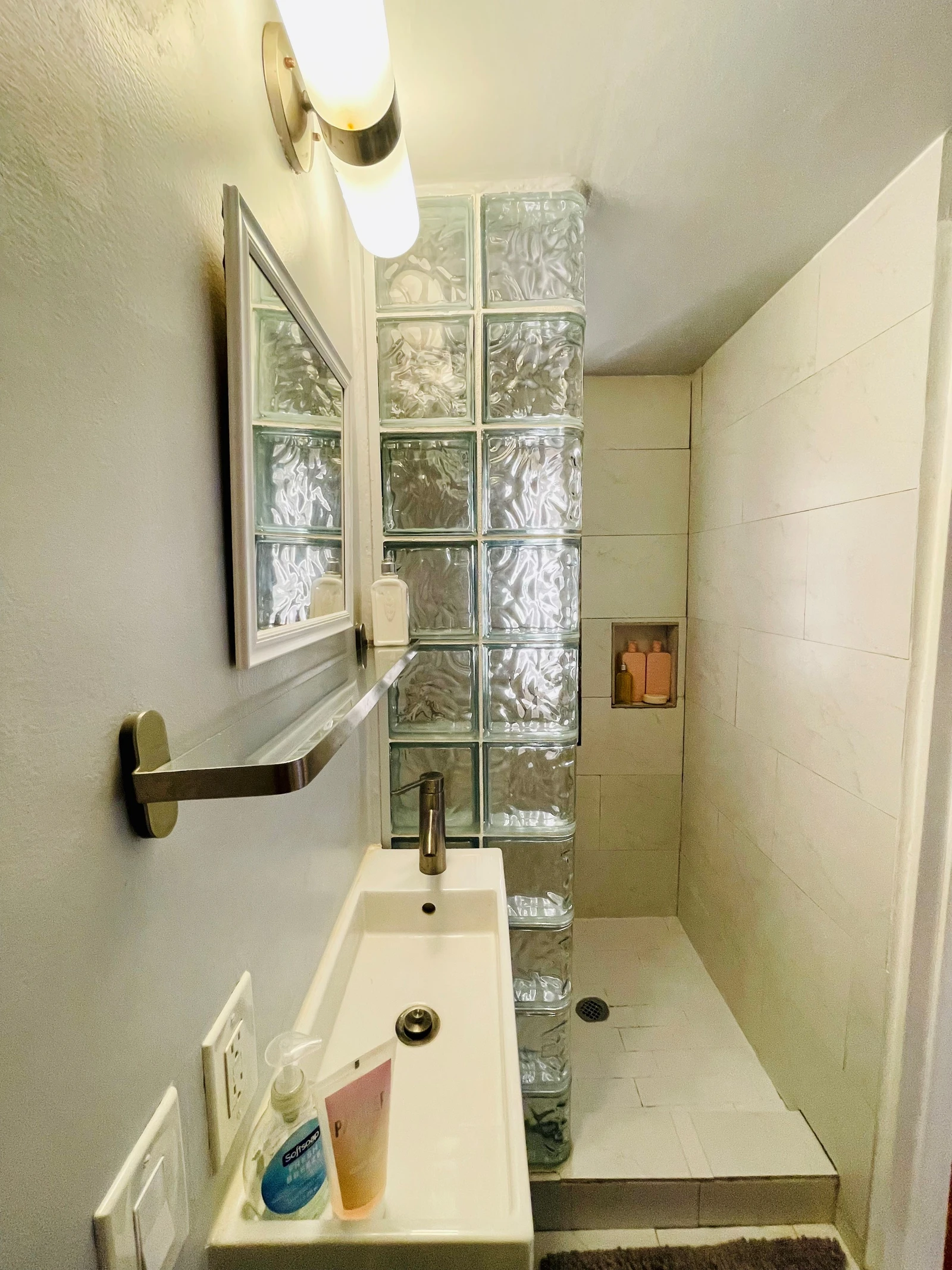 Los Angeles Private room with bathroom Deluxe room with private en-suite bathroom thumbnail 12