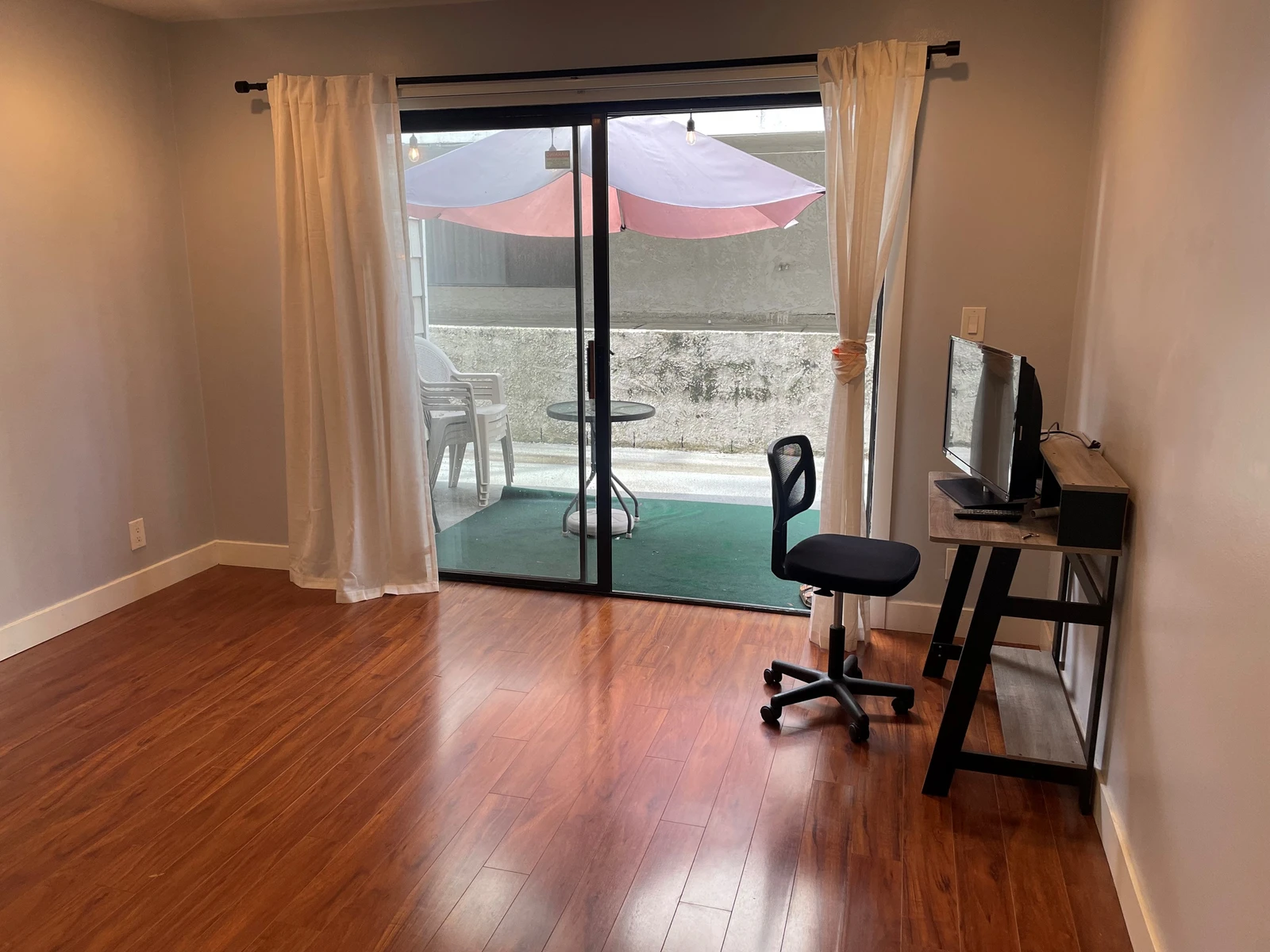 Los Angeles Private room with bathroom Deluxe room with private en-suite bathroom thumbnail 13