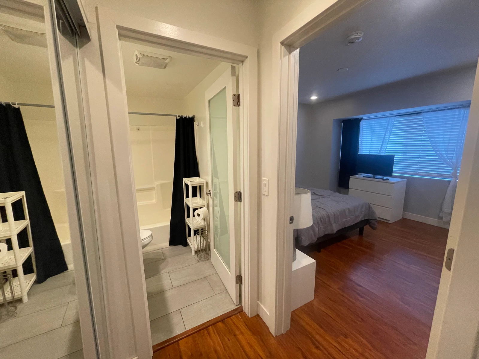 Los Angeles Private room with bathroom Deluxe room with private en-suite bathroom thumbnail 10