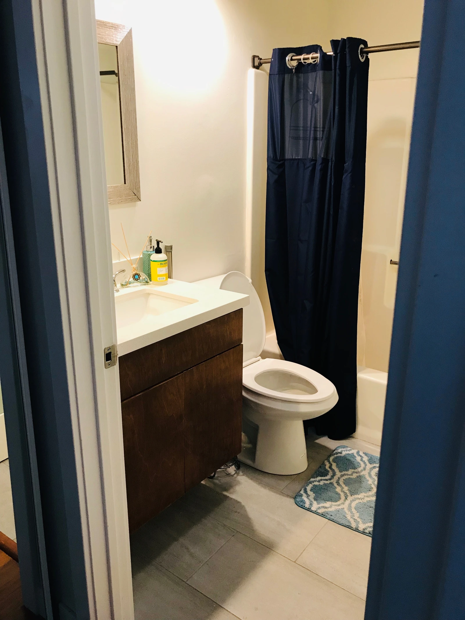 Los Angeles Private room with bathroom Deluxe room with private en-suite bathroom thumbnail 14
